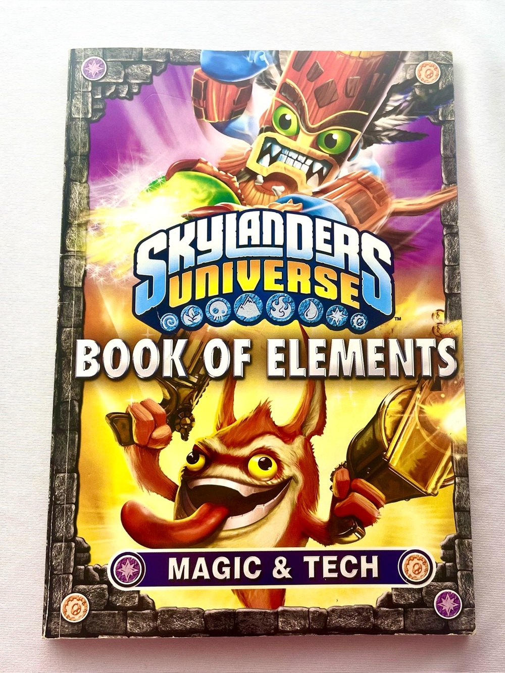 Skylanders Universe Book of Elements - Magic & Tech (Purple, Yellow)
